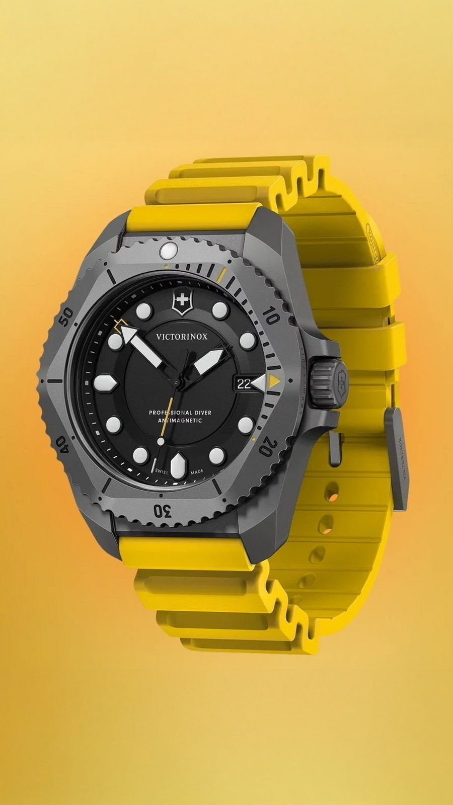 Orologio Victorinox Dive Pro Automatico Uomo - Cassa Titanio Grigio 43mm, Quadrante Nero, Cinturino In Gomma Gialla, Impermeabile 300m