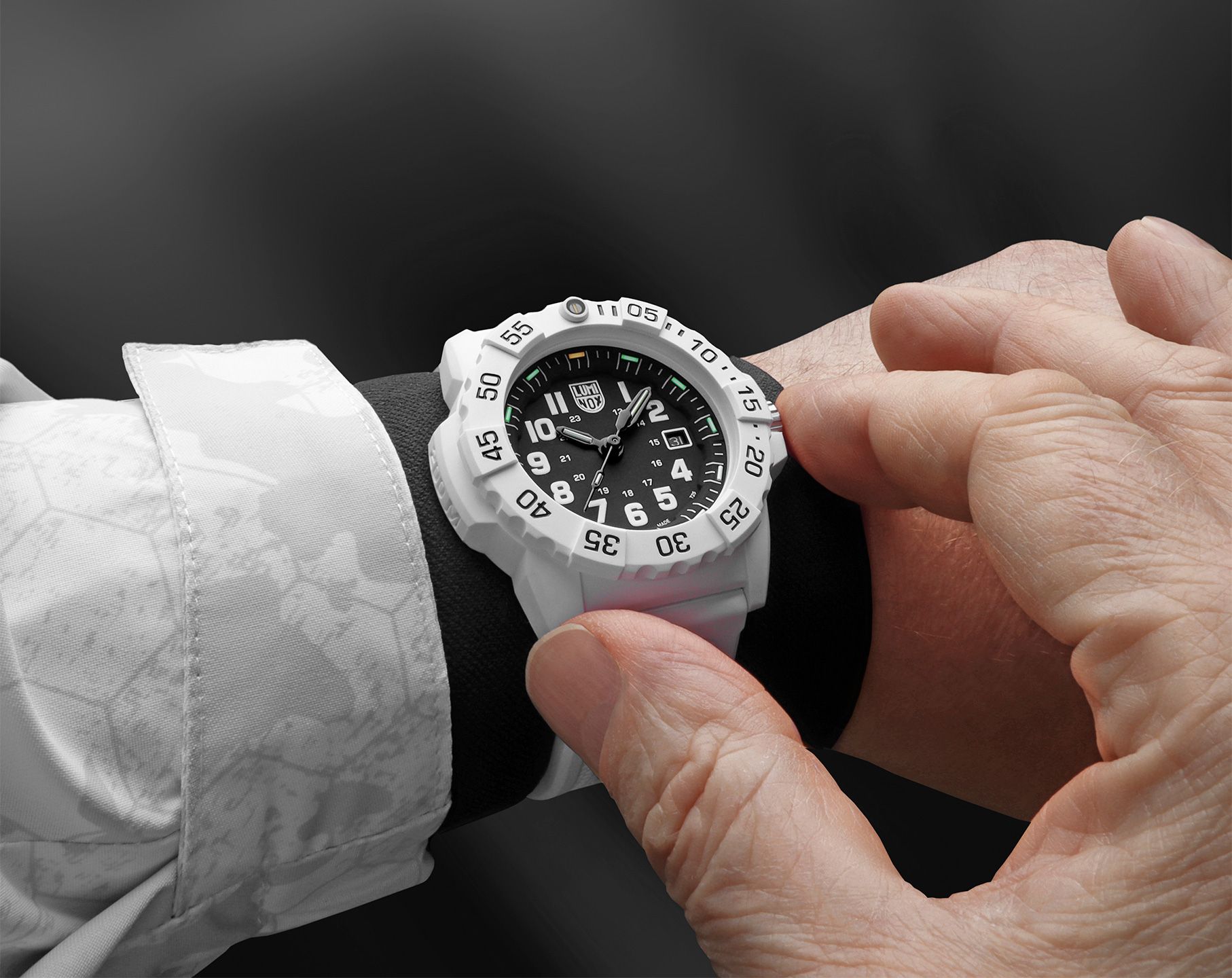 Luminox Navy SEAL Quartz Men Watches in Round case Black Dial