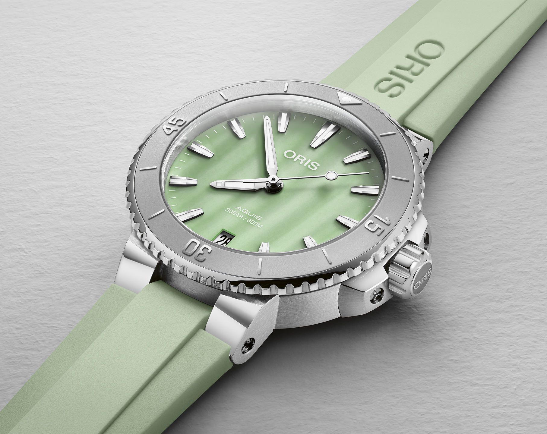 Oris Aquis Aquis Date Green MOP Dial 36.5 mm Automatic Watch For Women - 3