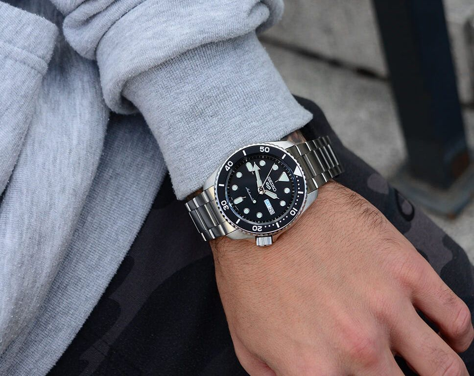 https://cdn1.ethoswatches.com/media/catalog/product/cache/6e5de5bc3d185d8179cdc7258143f41a/s/e/seiko-5-sports-srpd55k1-multiple-3_1.jpg
