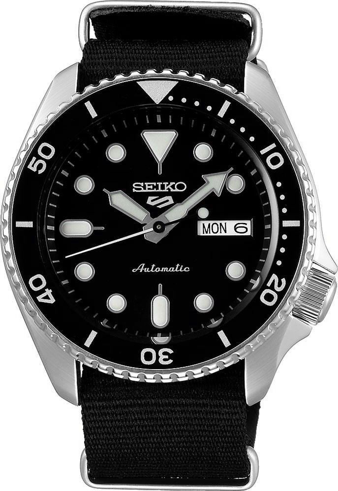 Seiko SKX 42.5 mm Watch in Black Dial