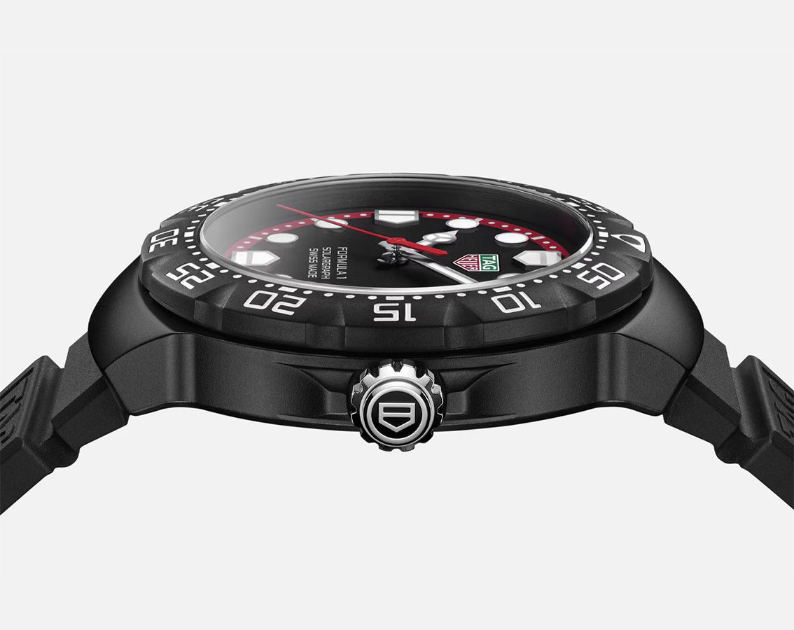 TAG Heuer アナログ時計 ブラック オールブラックの文字盤と200m防水性を備えた、タグホイヤー2つの